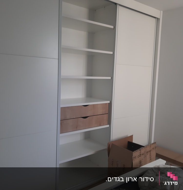 ארון בגדים עם מדפים ומגירות פתוחות